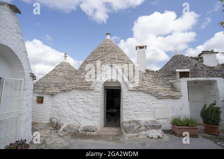 Maisons traditionnelles de Trulli en pierre ronde des Pouilles d'Alberobello; Alberobello, Puglia, Italie Banque D'Images