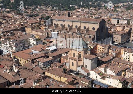 Vue de Bologne depuis les tours due Torri (tours Garisenda) à Bologne, Italie ; Bologne, Emilla-Romagna, Italie Banque D'Images