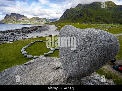 Le spectaculaire paysage côtier de montagne et de roche de la plage d'Uttakleiv à Lofoten, en Norvège, avec la forme naturelle de coeur en forme de pierre ... Banque D'Images