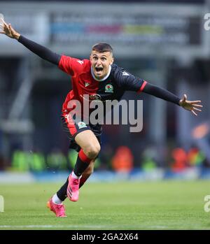 BLACKBURN, ROYAUME-UNI. 28 JUILLET Connor McBride marque le premier but de son équipe lors du match amical d'avant-saison entre Blackburn Rovers et Leeds United à Ewood Park, Blackburn, le mercredi 28 juillet 2021. (Credit: Pat Scaasi | MI News) Credit: MI News & Sport /Alay Live News Banque D'Images