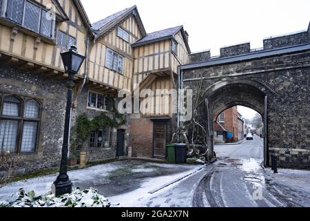 Maisons historiques à colombages définies par la neige tôt le matin à Dome Alley, Cathedral Close; Winchester, Hampshire, Angleterre Banque D'Images