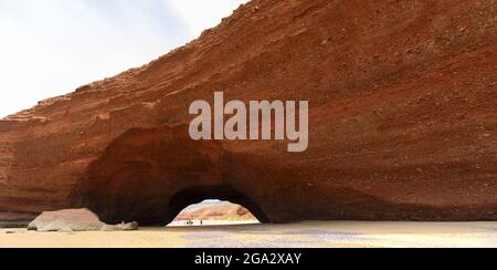 Arche de mer sculptée dans la roche sédimentaire sur la plage de Legzira sur l'océan Atlantique près de Sidi Ifni; province de Tiznit, Souss-Massa (Souss-Massa-Draâ), Maroc Banque D'Images