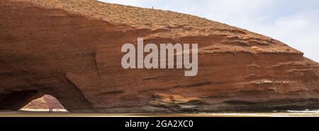 Arche de mer sculptée dans la roche sédimentaire sur la plage de Legzira sur l'océan Atlantique près de Sidi Ifni; province de Tiznit, Souss-Massa (Souss-Massa-Draâ), Maroc Banque D'Images