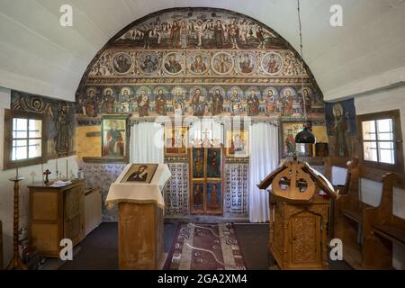 Intérieur de l'église orthodoxe en bois de St Parascheva; sous-Piatra, montagnes de Trascaului, Transylvanie, Roumanie Banque D'Images