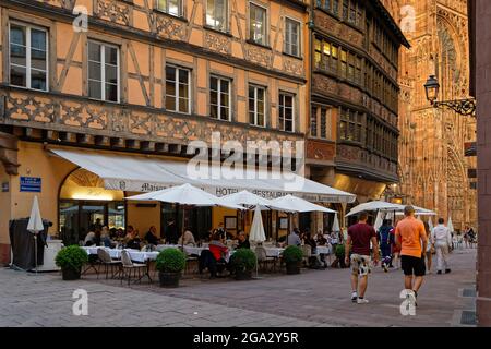 STRASBOURG, FRANCE, 23 juin 2021 : des bars et des restaurants attendent les touristes au début de l'été de l'année Covid. Banque D'Images