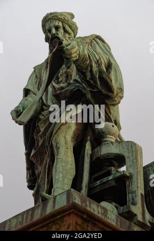 STRASBOURG, FRANCE, 23 juin 2021 : Statue de l'imprimeur Johannes Gutenberg, tenant dans ses mains un rouleau qui se lit : et la lumière était. Banque D'Images