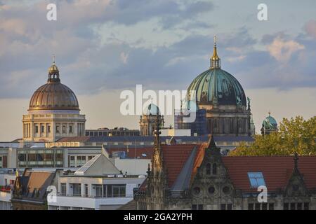 Le Berliner Dom patiné et le dôme du Palais de Berlin reconstruit (Forum Humboldt) sur l'île aux Musées dans le Centre historique de Berlin à su... Banque D'Images