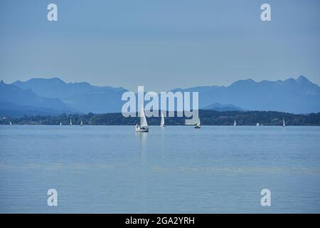 Bateaux à voile sur le lac Chiemsee par beau temps ; Bavière, Allemagne Banque D'Images