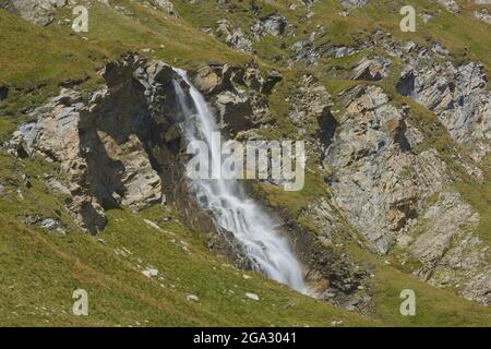 Cascade à la Hochalpenstraße (Hochalpenstrasse) près de Kaiser-Franz-Josefs-Höhe; Kärnten (Carinthie), Autriche Banque D'Images