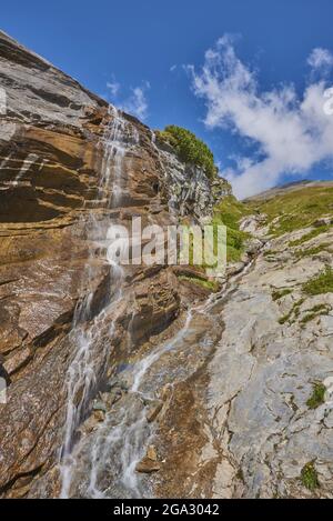 Cascade à la Hochalpenstraße (Hochalpenstrasse) près de Kaiser-Franz-Josefs-Höhe; Kärnten (Carinthie), Autriche Banque D'Images