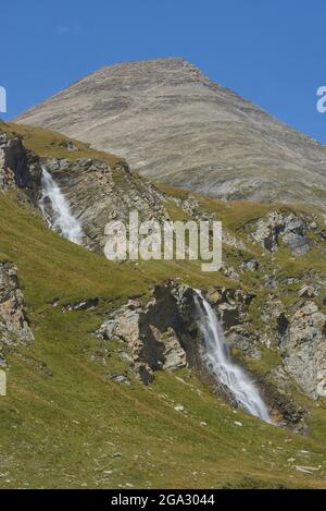 Cascade à la Hochalpenstraße (Hochalpenstrasse) et sommet de montagne près de Kaiser-Franz-Josefs-Höhe; Kärnten (Carinthie), Autriche Banque D'Images