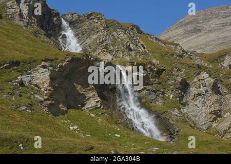 Cascade à la Hochalpenstraße (Hochalpenstrasse) près de Kaiser-Franz-Josefs-Höhe; Kärnten (Carinthie), Autriche Banque D'Images