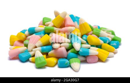 Pile de maïs de la Candy de Pâques coupée sur blanc. Banque D'Images