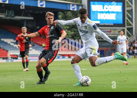 Blackburn, Royaume-Uni. 28 juillet 2021. Junior Firpo #3 de Leeds United traverse le ballon à Blackburn, Royaume-Uni le 7/28/2021. (Photo de Mark Cosgrove/News Images/Sipa USA) crédit: SIPA USA/Alay Live News Banque D'Images