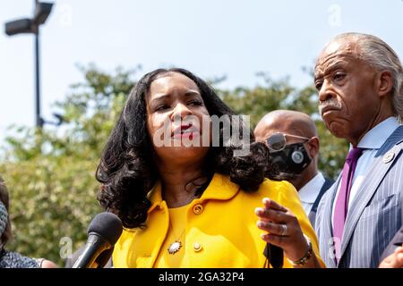 Washington, DC, Etats-Unis, 28 juillet 2021. Photo : Arndrea King parle lors d'une conférence de presse avec le Texas Black Legislative Caucus, Martin Luther King III, et le révérend Al Sharpton sur les droits de vote au Martin Luther King Jr Memorial. Les membres du caucus se trouvent à Washington, DC, tout en brisant le quorum pour empêcher l'adoption d'un projet de loi qui reporte le droit de vote à l'Assemblée législative du Texas. Crédit : Allison Bailey / Alamy Live News Banque D'Images