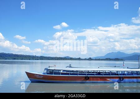 Un bateau d'excursion coloré le long de la rive du lac Patzcuaro; Janitzio, Mexique Banque D'Images