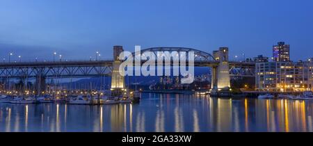 Pont de la rue Granville à l'île Granville au crépuscule; Vancouver (Colombie-Britannique), Canada Banque D'Images