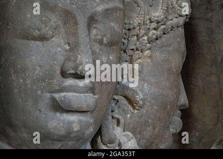 Maheshmurti à trois têtes représentant Shiva comme créateur, protecteur et destructeur dans les grottes d'Elephanta; Mumbai, Inde Banque D'Images