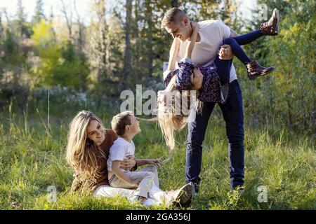 Une famille passe du temps ensemble de qualité à l'extérieur dans un parc municipal pendant la saison d'automne; Edmonton, Alberta, Canada Banque D'Images