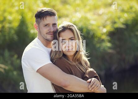 Portrait d'un mari et d'une femme à l'extérieur dans un parc de la ville; Edmonton, Alberta, Canada Banque D'Images