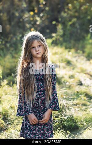 Portrait d'une petite fille aux cheveux longs dans un parc municipal pendant la saison d'automne; Edmonton, Alberta, Canada Banque D'Images