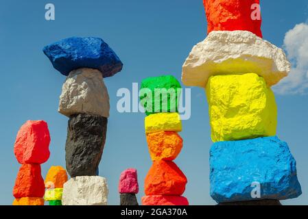 Las Vegas, Nevada - États-Unis - 15 juillet 2021 : installation artistique des montagnes « Magic Seen » par l'artiste Ugo Rondinone lors d'une belle journée d'été. Banque D'Images