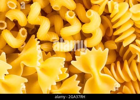 Variété de types et de formes de pâtes italiennes séchées. Fond de pâtes italiennes. Banque D'Images