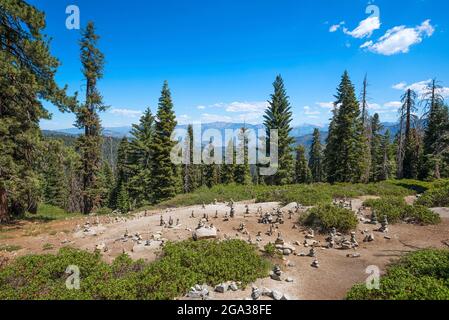 Vue depuis le King's Canyon. Parc national de Kings Canyon, Californie, États-Unis. Banque D'Images
