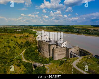 Vue aérienne d'un château médiéval au milieu des collines en été après-midi Banque D'Images