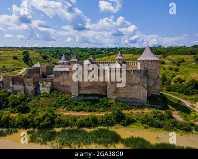 Vue aérienne d'un château médiéval au milieu des collines en été après-midi Banque D'Images