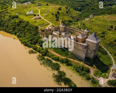 Vue aérienne d'un château médiéval au milieu des collines en été après-midi Banque D'Images