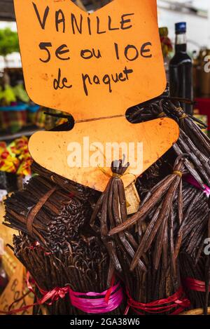 Des paquets de vanille dans un marché aux épices des Antilles françaises; Pointe-A-Pitre, Grande-Terre, Guadeloupe, France Banque D'Images