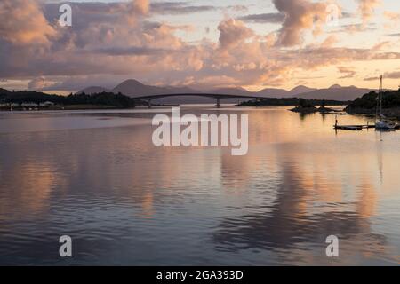 Le soleil se couche derrière le pont de l'île de Skye, qui relie le continent, près de Kyle de Lochalsh, en Écosse; Kyle de Lochalsh, en Écosse Banque D'Images