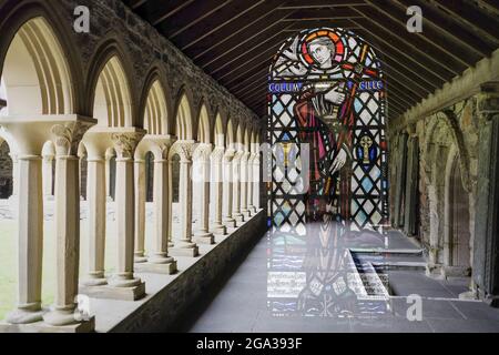 Image en double exposition de vitraux et de cloîtres à l'intérieur de l'abbaye bénédictine à Iona, en Écosse ; Iona, en Écosse Banque D'Images