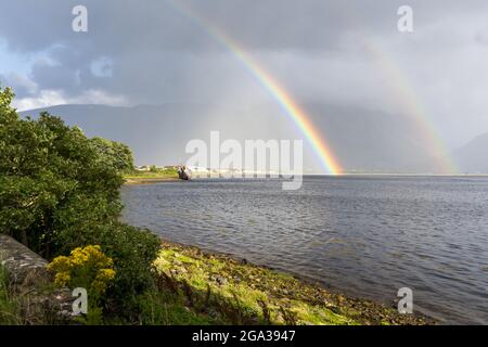 Un arc-en-ciel s'étend sur le ciel et le lac Loch Eil près du canal calédonien à Corpach, en Écosse ; Corpach, en Écosse Banque D'Images