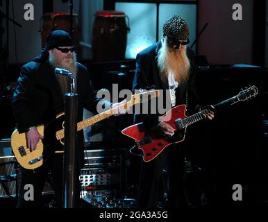 New York, États-Unis. 15 mars 2004. KRT STAND ALONE ENTERTAINMENT PHOTO SLUGGED: ROCKANDROLL KRT PHOTO PAR NICOLAS KHAYAT/ABACA PRESSE (mars 16) Dusty Hill, à gauche, et Billy Gibbons de ZZ Top Perform à la cérémonie d'induction Rock and Roll Hall of Fame 2004 à New York City le lundi 15 mars 2004. (Photo par gsb) 2004 crédit: SIPA USA/Alay Live News Banque D'Images