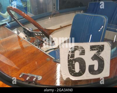 Les records de vitesse de l'eau de Campbell sur Coniston Water sont rappelés au Musée Ruskin où les bénévoles préservent le légendaire bateau Bluebird K7. Banque D'Images