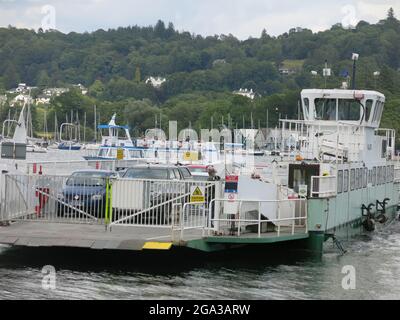 Le ferry « allard » qui traverse le lac Windermere de Coniston à Bowness ne prend que 10 minutes avec de la place pour 18 voitures et 100 passagers. Banque D'Images