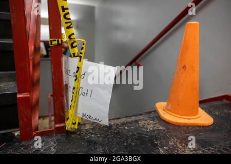 BLOOMINGTON, INDIANA - JUIN 21 : un panneau a marqué les escaliers vers le sous-sol du siège du service des incendies de Bloomington, un danger après les inondations de lundi. Le sous-sol a été inondé pendant l'inondation éclair de vendredi soir, mais il a été vidé, et les travailleurs aident à nettoyer. Toutefois, le matériel de communication, les serveurs informatiques et d'autres articles ont été détruits par les eaux d'inondation. (Photo de Jeremy Hogan/The Bloomingtonian) Banque D'Images