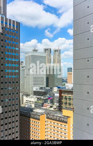 tokyo, japon - juillet 25 2021 : vue panoramique des gratte-ciels du district de Shinjuku à l'ouest avec en arrière-plan l'architecture cuboïde de deux colonnes de Banque D'Images