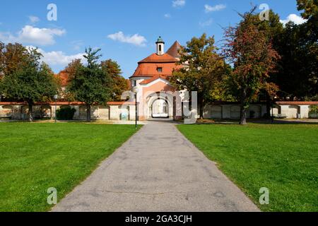 Abbaye de Wiblingen (ancienne abbaye bénédictine) : chemin dans le jardin abbatiale, partie d'Ulm, Bade-Wurtemberg, Allemagne Banque D'Images