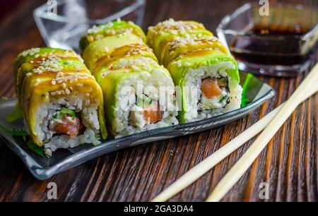 sushi à l'avocat et saumon au fromage de philadelphie en gros plan Banque D'Images