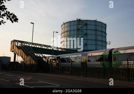 Stockage de gaz gasometer à Littlehampton lors d'une soirée d'été en juillet 2021. Banque D'Images