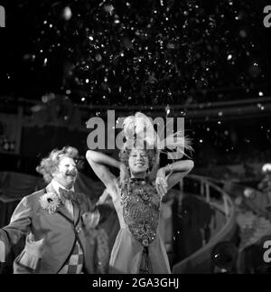 Les acteurs roumains Octavian Cotescu et Carmen Galin dans le film 'Saltimbancii' (1981), réalisateur Elisabeta Bostan. Banque D'Images