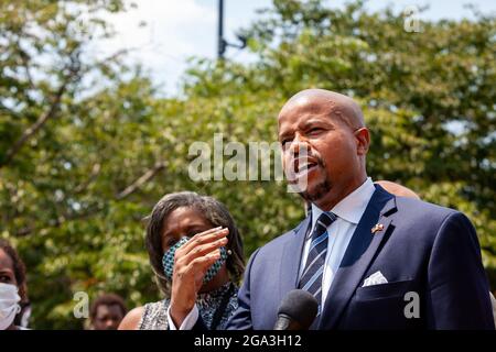 Washington, DC, Etats-Unis, 28 juillet 2021. Photo : Ron Reynolds parle lors d'une conférence de presse avec le Texas Black Legislative Caucus, le révérend Al Sharpton, Martin Luther King III et Arndrea King sur les droits de vote au Martin Luther King Jr Memorial. Les membres du caucus se trouvent à Washington, DC, tout en brisant le quorum pour empêcher l'adoption d'un projet de loi qui reporte le droit de vote à l'Assemblée législative du Texas. Crédit : Allison Bailey / Alamy Live News Banque D'Images