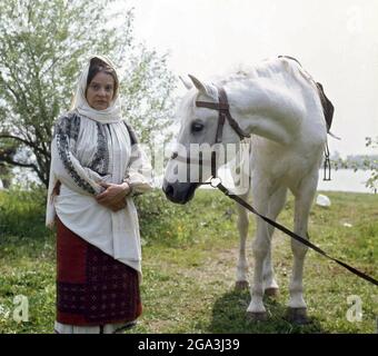 L'actrice roumaine Eugenia Bosânceanu pendant le tournage du film 'Mânia' (1977), le réalisateur Mircea Veroiu Banque D'Images