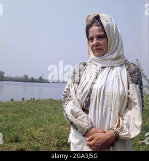 L'actrice roumaine Eugenia Bosânceanu pendant le tournage du film 'Mânia' (1977), le réalisateur Mircea Veroiu Banque D'Images