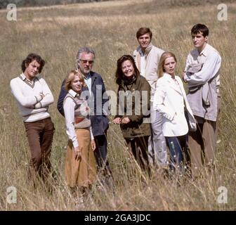 Les acteurs roumains Adrian Pintea, Valeria Seciu, Constantin Codresscu, Gina Patrichi, George Motoi, Rodica Mureșan et Florin Calinescu, pendant le tournage de la série 'Lumini si umbre', environ 1979. Banque D'Images