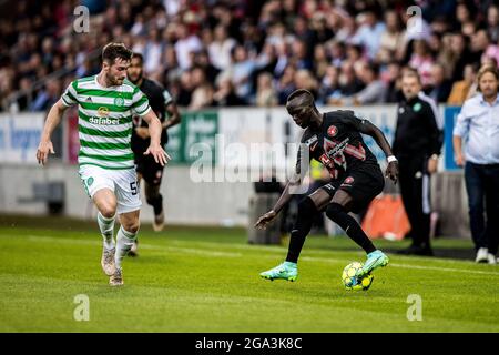 Herning, Danemark. 28 juillet 2021. Awer Mabil (11) du FC Midtjylland et Anthony Ralston (56) du Celtic vus lors du match de qualification de la Ligue des champions de l'UEFA entre le FC Midtjylland et le Celtic au MCH Arena de Herning. (Crédit photo : Gonzales photo/Alamy Live News Banque D'Images