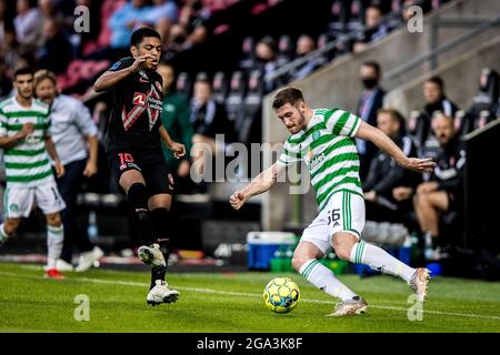 Herning, Danemark. 28 juillet 2021. Anthony Ralston (56) du Celtic et Evander Ferreira (10) du FC Midtjylland vu lors du match de qualification de la Ligue des champions de l'UEFA entre le FC Midtjylland et le Celtic au MCH Arena de Herning. (Crédit photo : Gonzales photo/Alamy Live News Banque D'Images